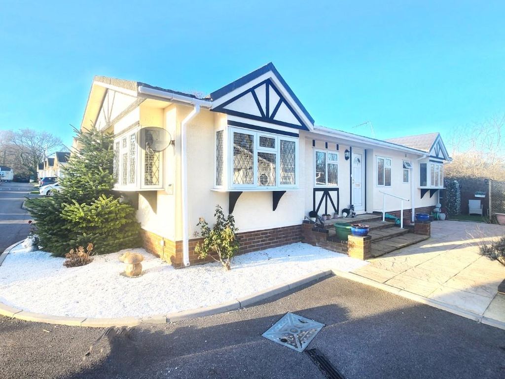 2 bed mobile/park home for sale in Langley Common Road, Barkham, Wokingham RG40, £210,000