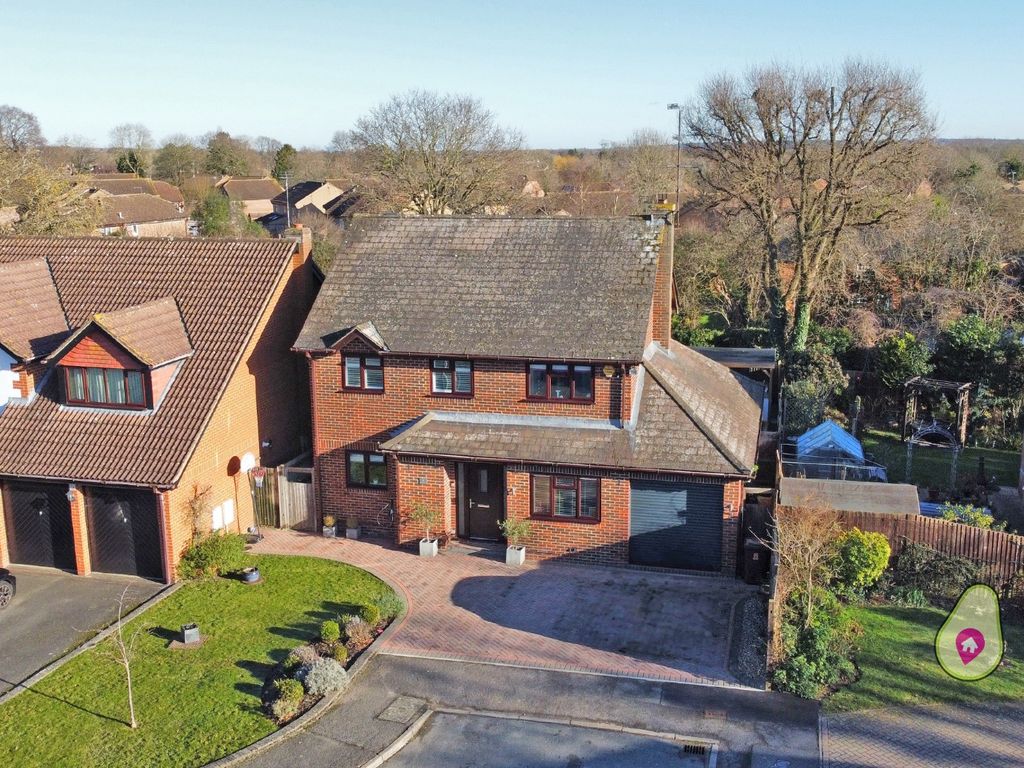 4 bed detached house for sale in Hunters Way, Spencers Wood RG7, £700,000