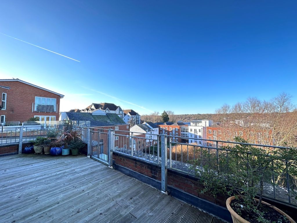 2 bed flat for sale in Barton Mill Road, Canterbury, Kent CT1, £295,000