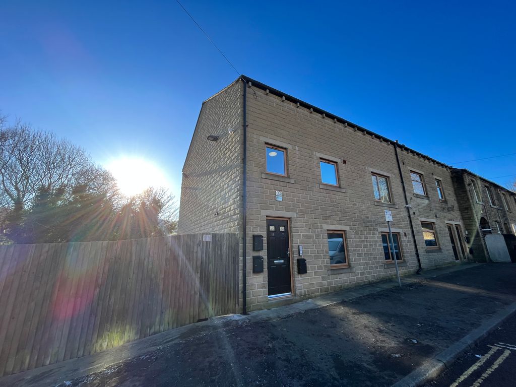 2 bed flat to rent in High Fields, Wakefield Road, Sowerby Bridge HX6, £750 pcm