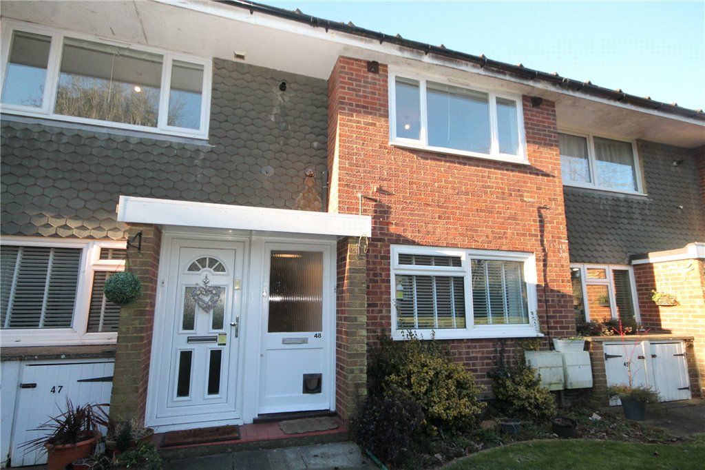 2 bed flat for sale in Home Farm Close, Tadworth KT20, £305,000