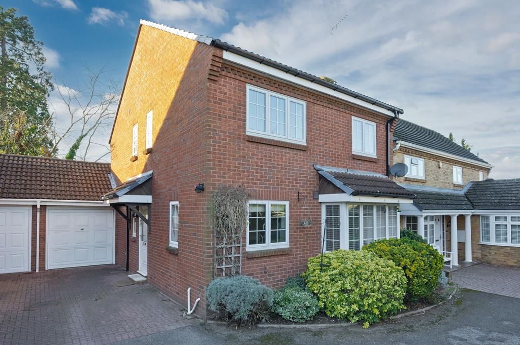 4 bed detached house to rent in Southerland Close, Weybridge KT13, £3,250 pcm