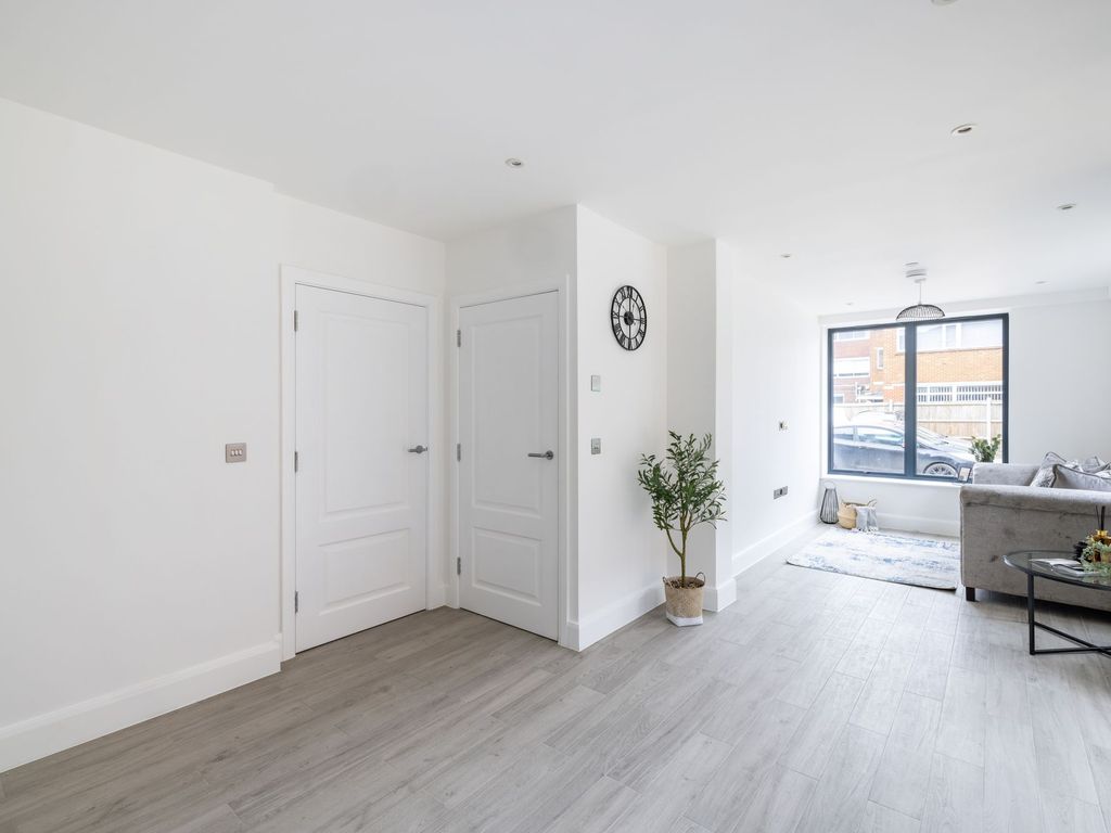 2 bed flat for sale in Bolters Lane, Banstead SM7, £395,000