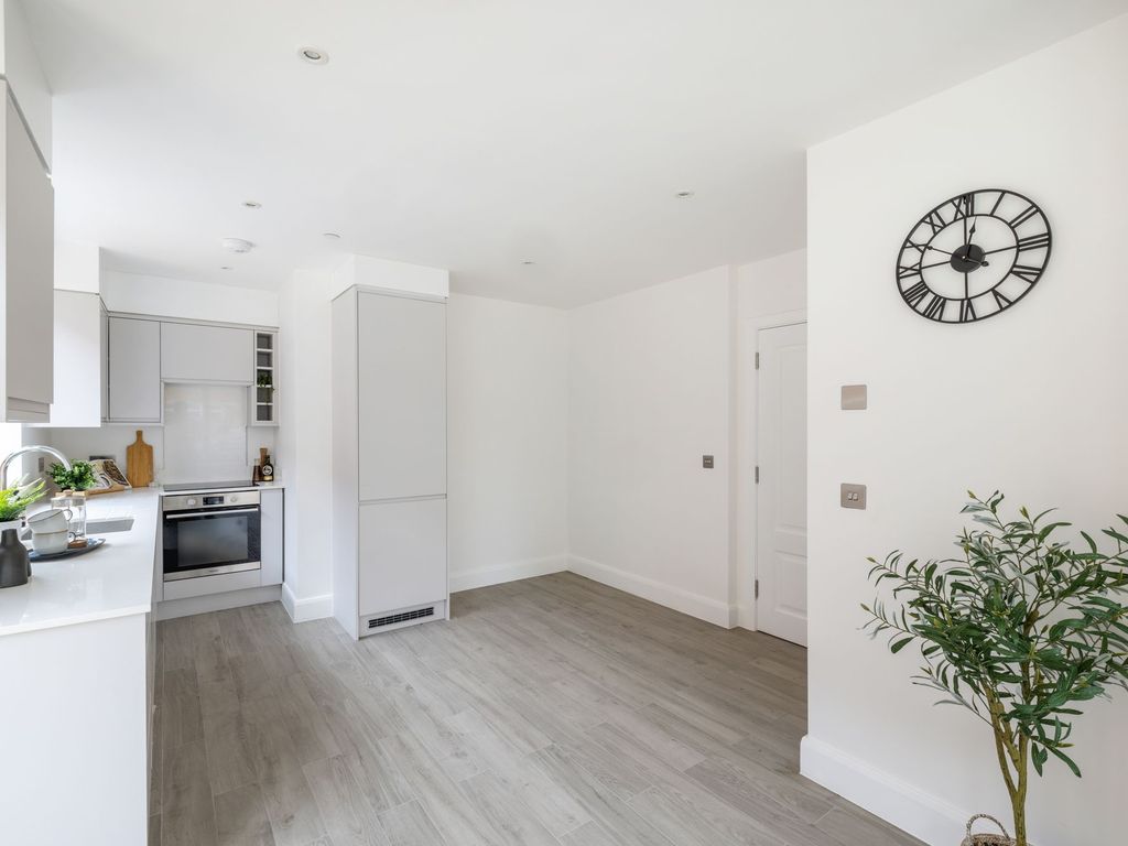 2 bed flat for sale in Bolters Lane, Banstead SM7, £395,000