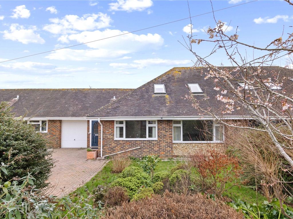 3 bed bungalow for sale in Fairfield Close, Bosham, Chichester, West Sussex PO18, £695,000