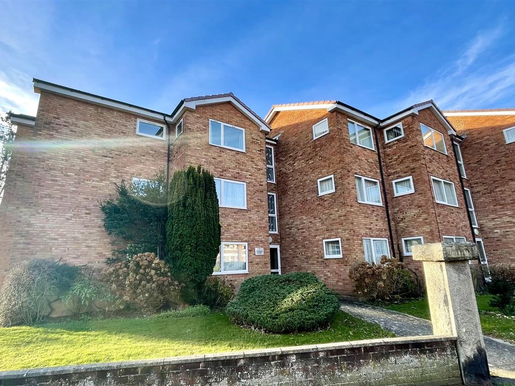 2 bed flat for sale in Crabton Close Road, Boscombe, Bournemouth BH5, £189,950