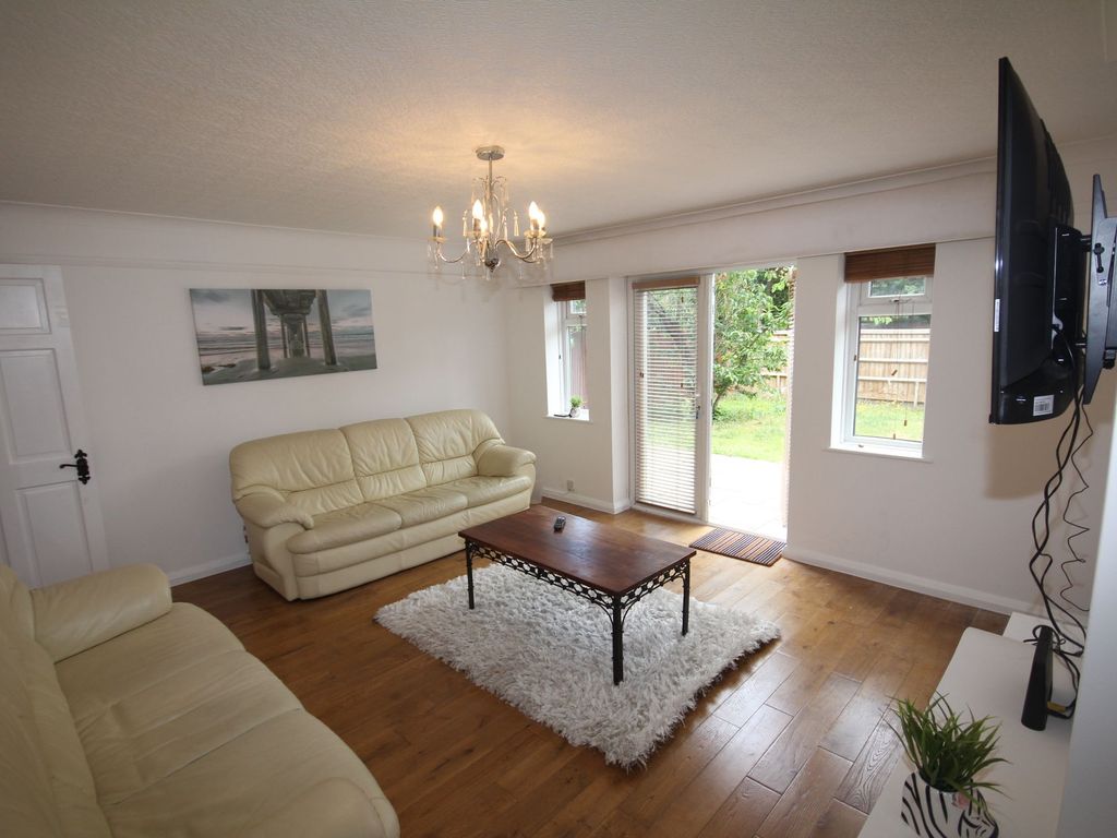 2 bed flat to rent in Thornbridge Road, Iver SL0, £2,000 pcm
