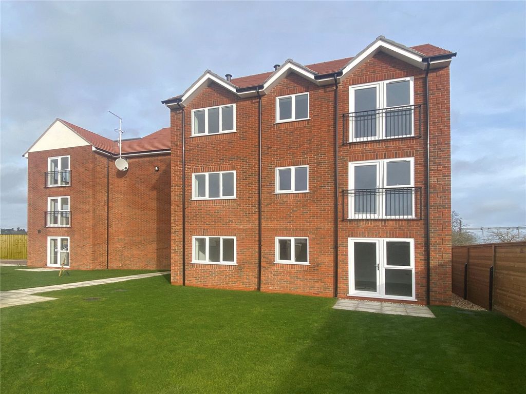 2 bed flat for sale in Gilbert Close, Padworth, Reading, Berkshire RG7, £275,000