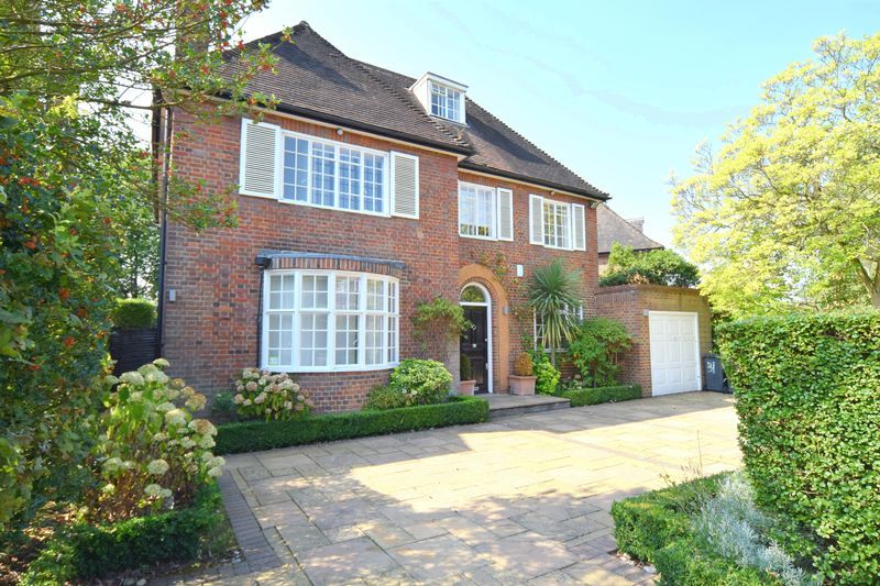 5 bed detached house to rent in Holne Chase, Hampstead Garden Suburb N2, £9,750 pcm