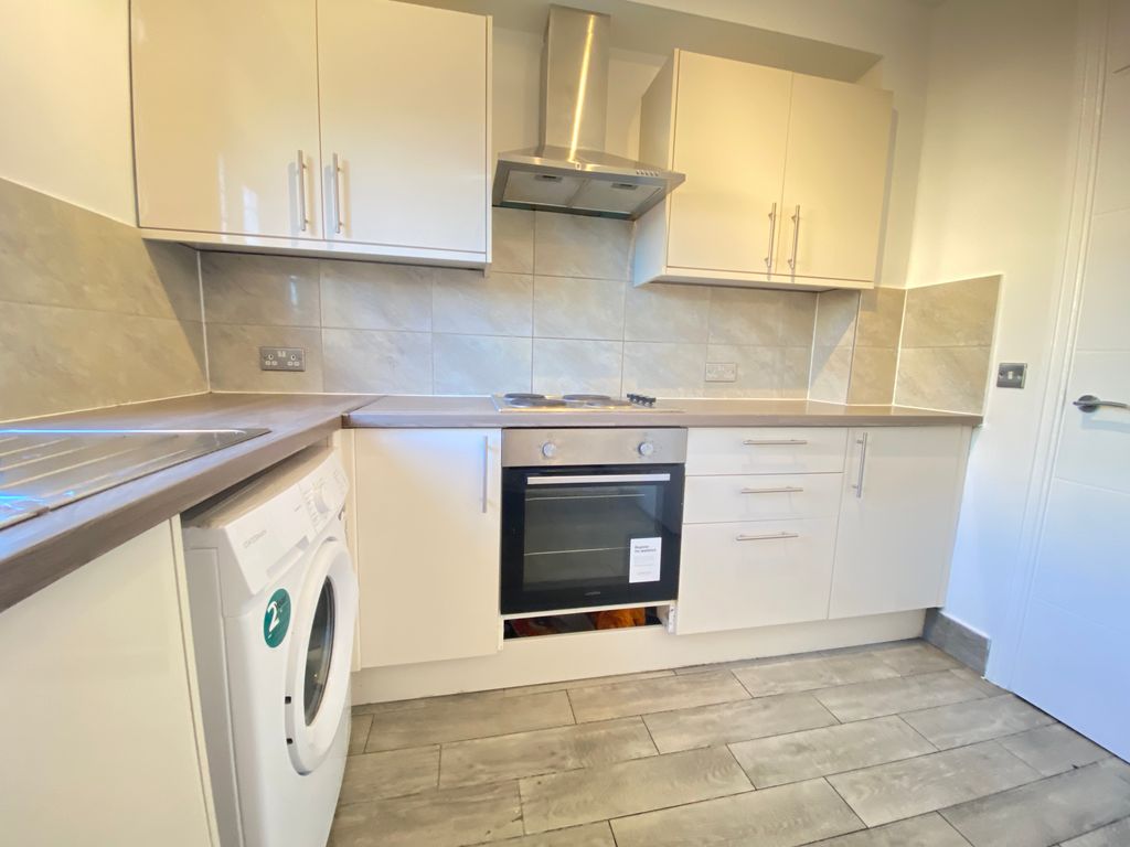 2 bed flat to rent in Watford Way, London NW7, £1,680 pcm