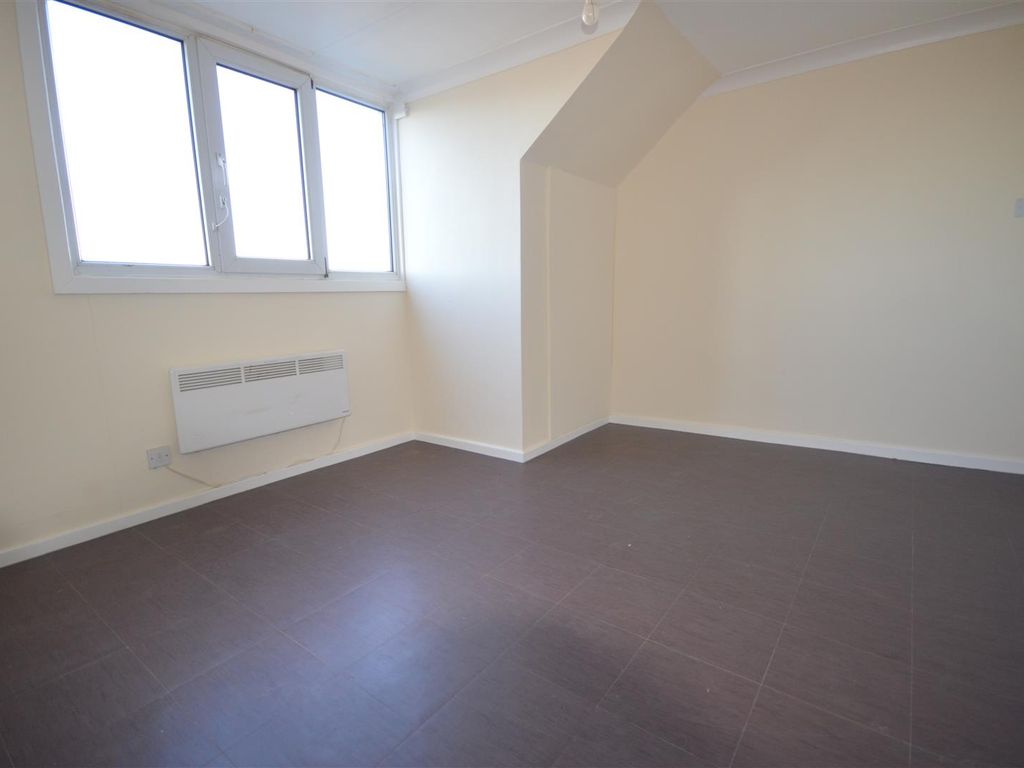 1 bed flat to rent in The Square, Castleford WF10, £650 pcm