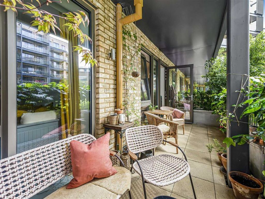 2 bed flat for sale in The Grange, London SE1, £650,000