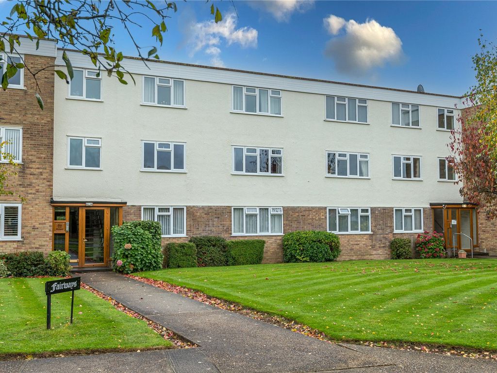 2 bed flat for sale in Fairways, Wyatts Drive, Thorpe Bay, Essex SS1, £375,000