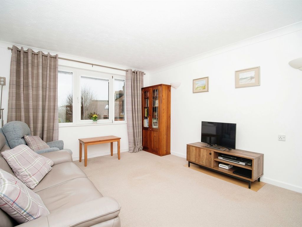 2 bed flat for sale in London Road, Dorchester DT1, £140,000