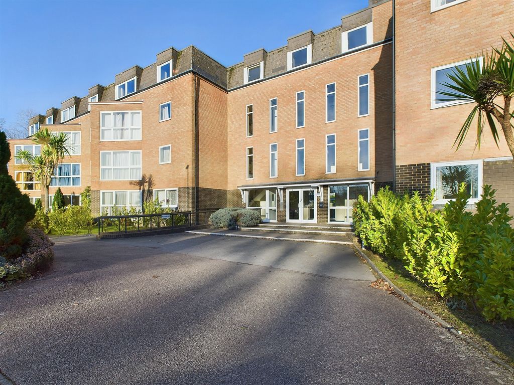 1 bed flat for sale in Tymperley Court, Kings Road, Horsham, West Sussex RH13, £200,000