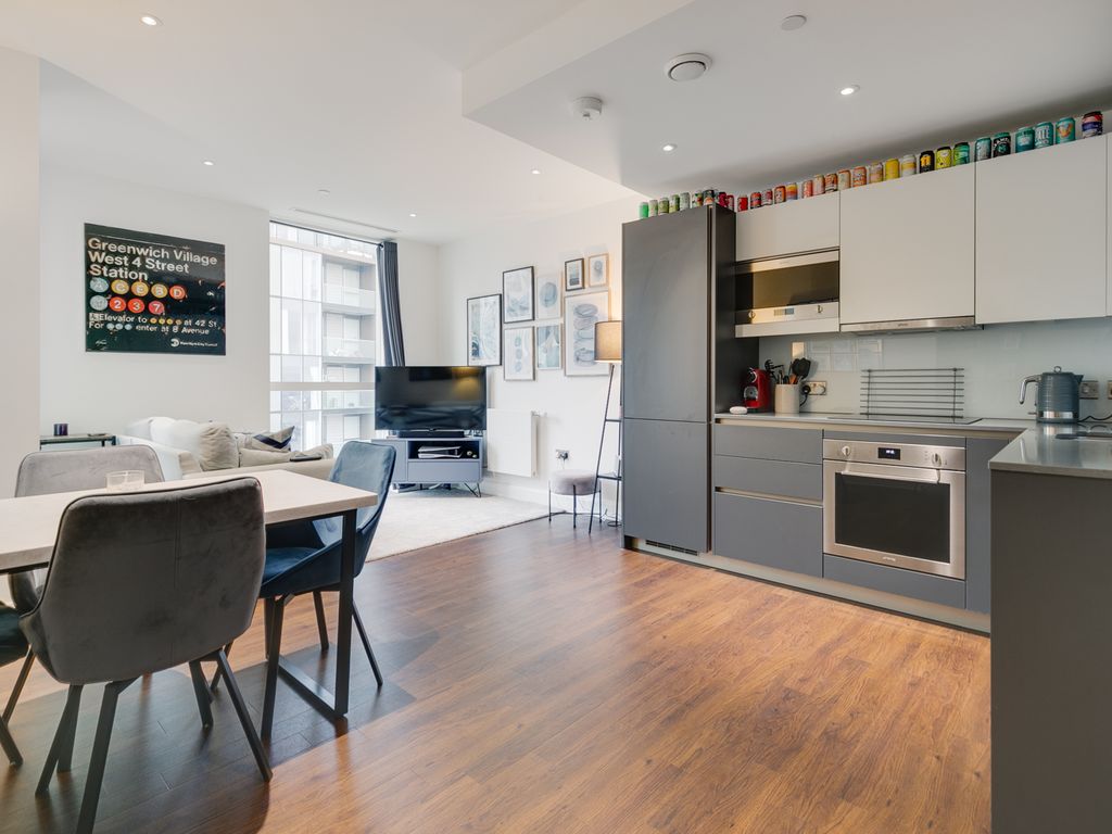 1 bed penthouse for sale in Mastmaker Road, London E14, £500,000