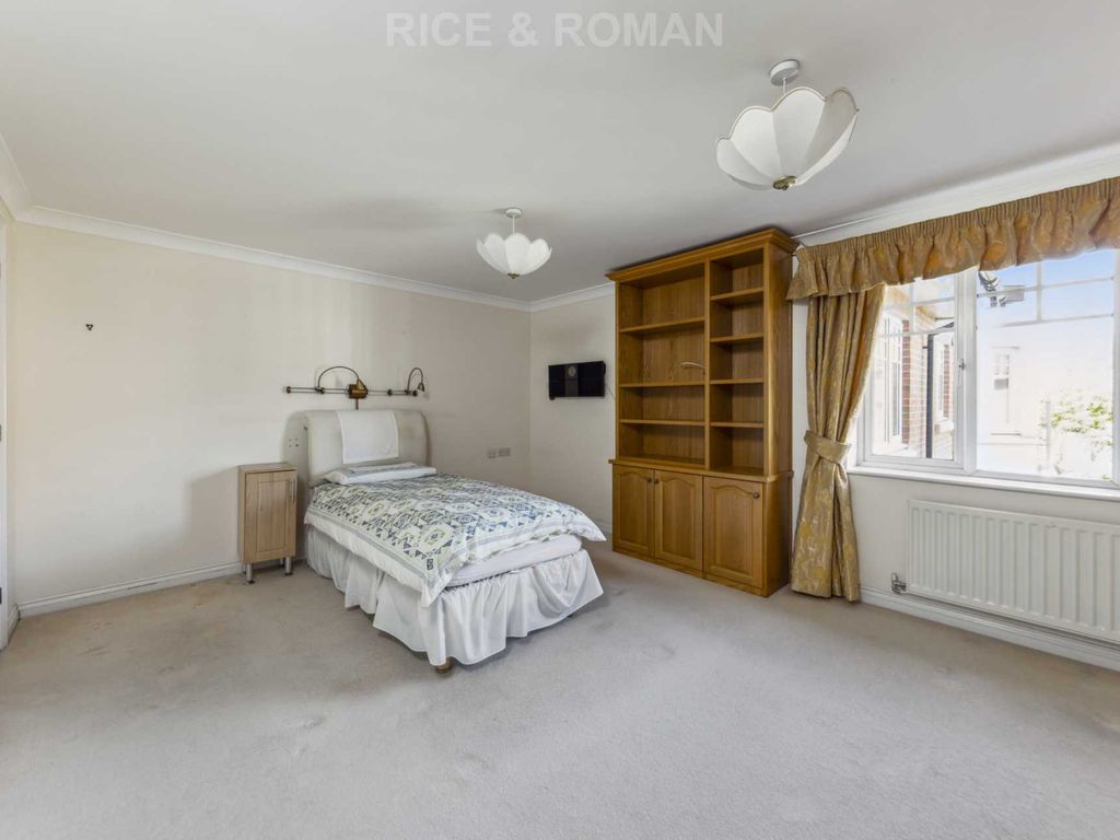 2 bed flat for sale in Harroway Manor, Fetcham KT22, £395,000