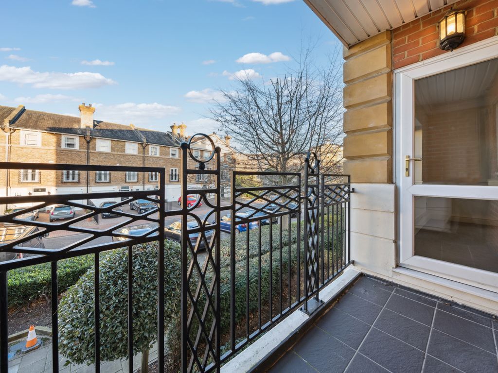 2 bed flat for sale in Trinity Church Road, Barnes SW13, £725,000