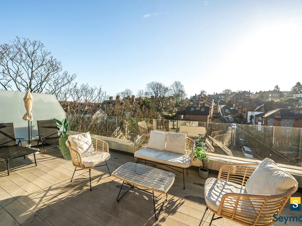 2 bed flat for sale in Guildford, Surrey GU1, £699,950
