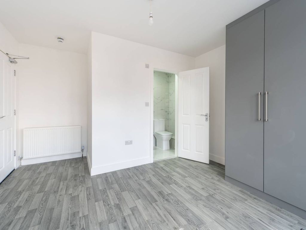 Studio to rent in Headstone Gardens, Harrow HA2, £1,200 pcm