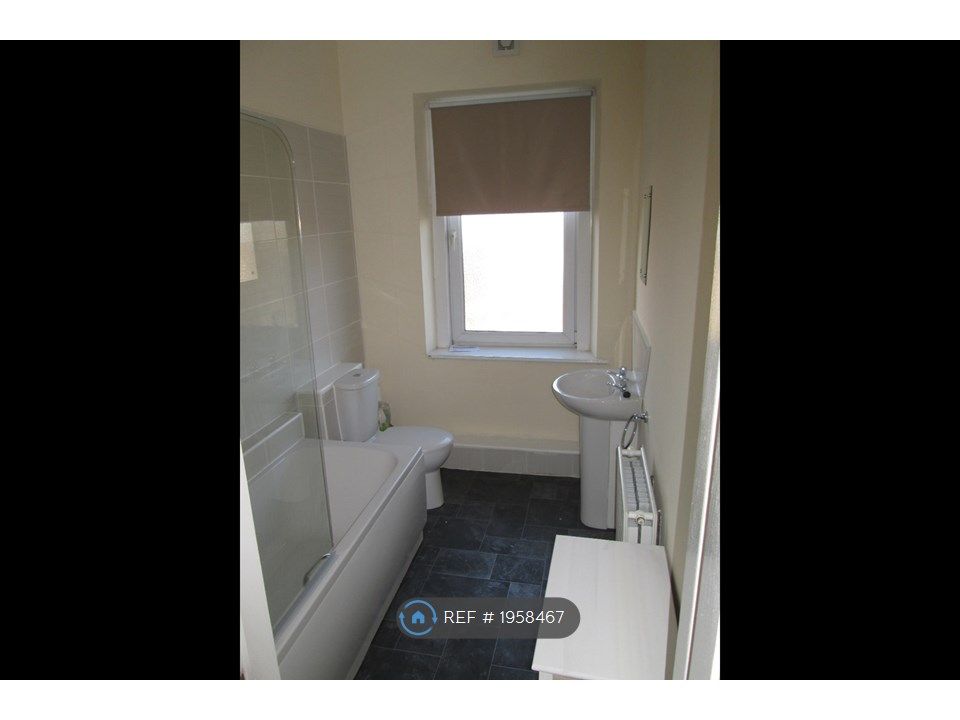 Room to rent in Doncaster Road, Barnsley S70, £412 pcm