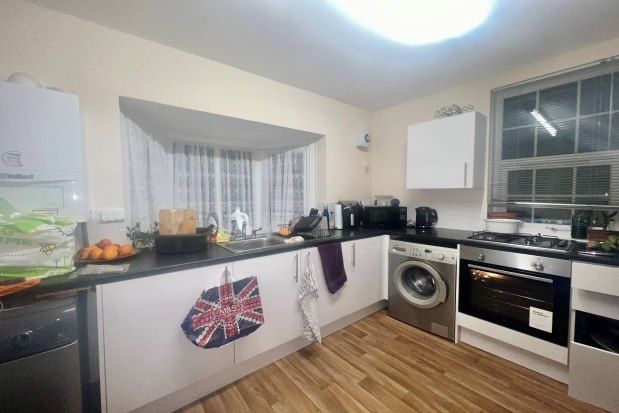 2 bed flat to rent in Bearwood Road, Smethwick B66, £875 pcm