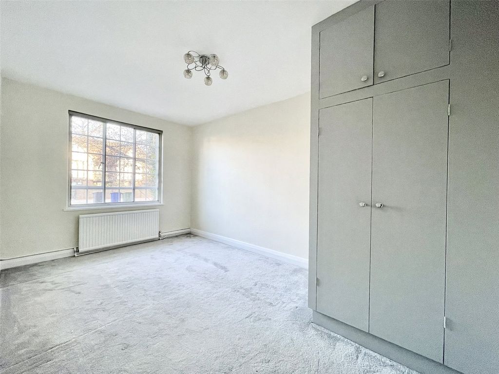 5 bed detached house to rent in Arkley Drive, Barnet, Hertfordshire EN5, £4,995 pcm