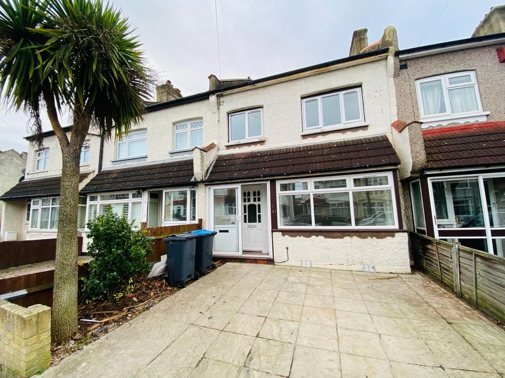 3 bed terraced house to rent in Blackhorse Lane, Croydon, Surrey CR0, £2,250 pcm