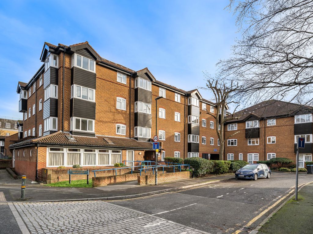 1 bed flat for sale in Chatsworth Place, Mitcham CR4, £125,000