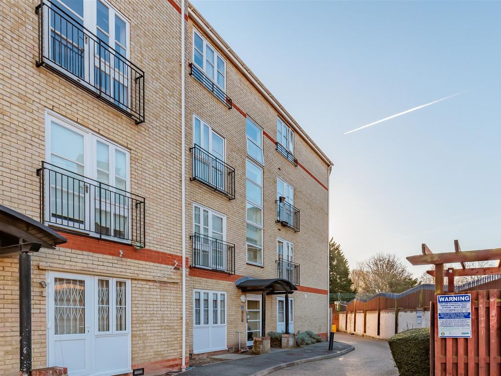 1 bed flat for sale in St. Andrews Mews, London N16, £325,000