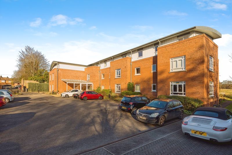 2 bed flat for sale in Butlers Place, Godalming GU8, £360,000