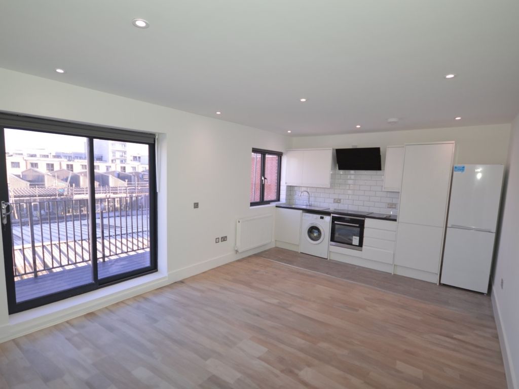 1 bed flat to rent in Sutherland Road, London E17, £1,600 pcm
