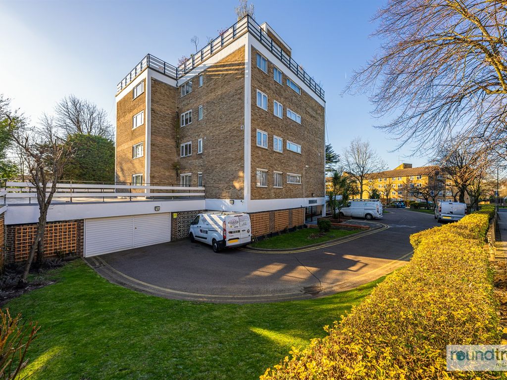 2 bed flat for sale in Dolphin Court, Woodlands, Golders Green NW11, £649,950