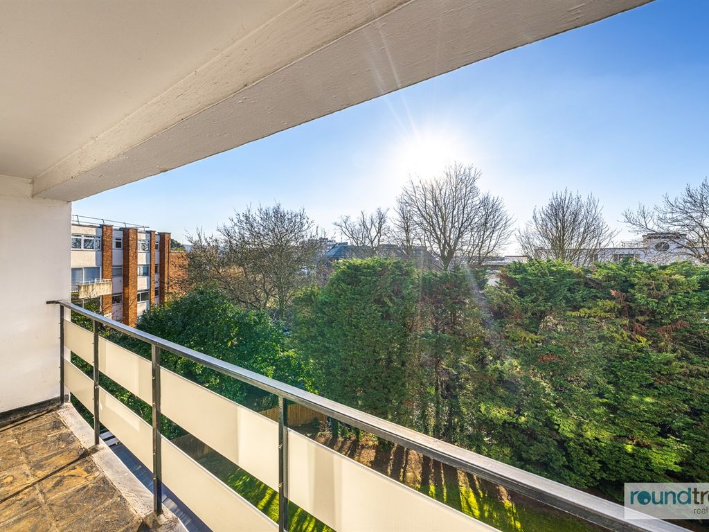 2 bed flat for sale in Dolphin Court, Woodlands, Golders Green NW11, £649,950