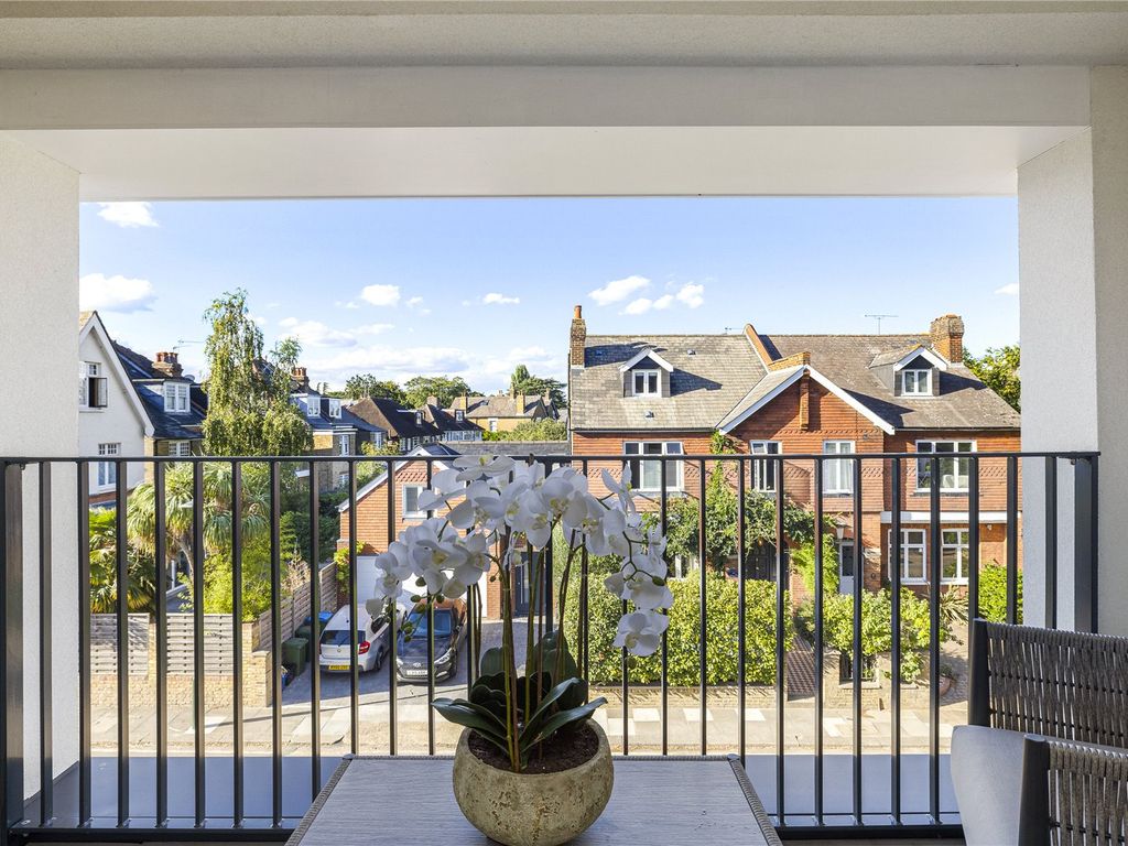 2 bed flat for sale in Lower Teddington Road, Hampton Wick KT1, £699,950