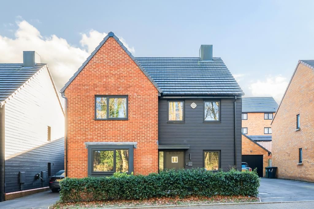 4 bed detached house for sale in Basingstoke, Hampshire RG24, £600,000