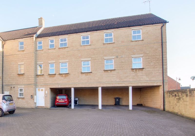 2 bed flat to rent in Grouse Road, Calne SN11, £825 pcm