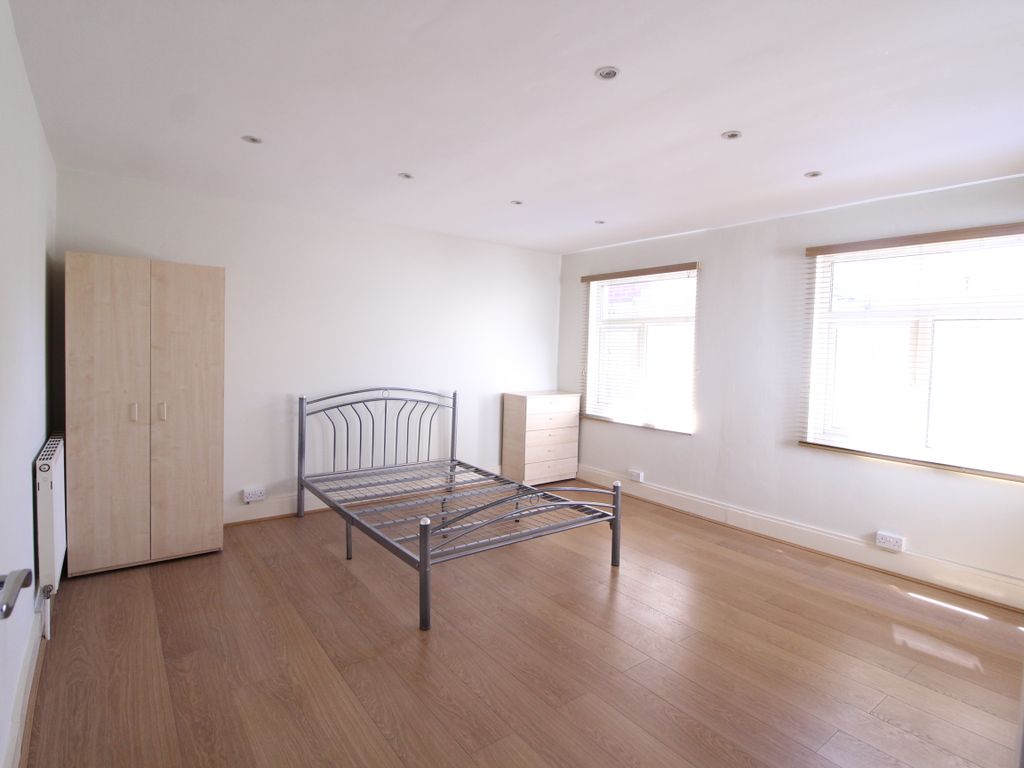 1 bed flat to rent in Lea Bridge Road, Leyton E10, £1,400 pcm