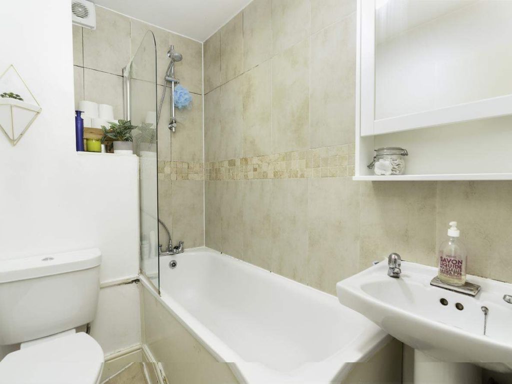 1 bed flat for sale in Barnsbury Street, London N1, £450,000