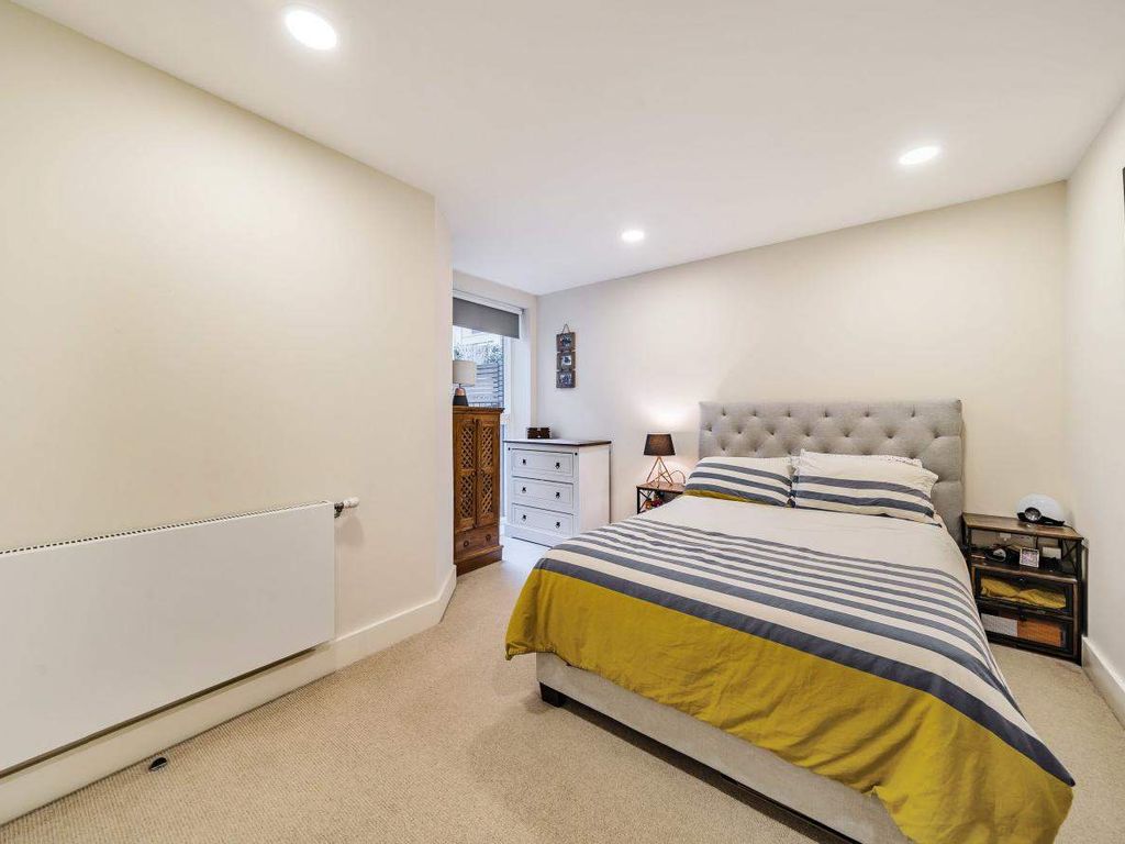 1 bed flat for sale in Market Road, London N7, £465,000