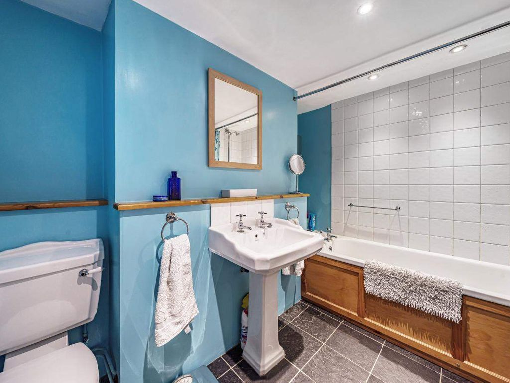 2 bed terraced house for sale in Halton Road, London N1, £1,100,000