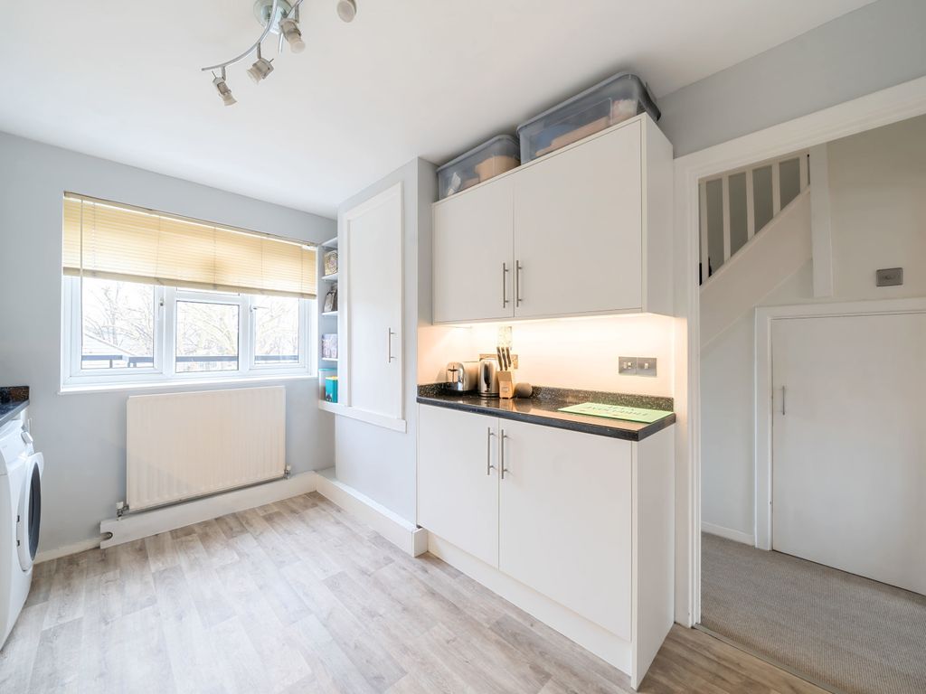 2 bed flat for sale in Acre Road, Kingston Upon Thames KT2, £375,000