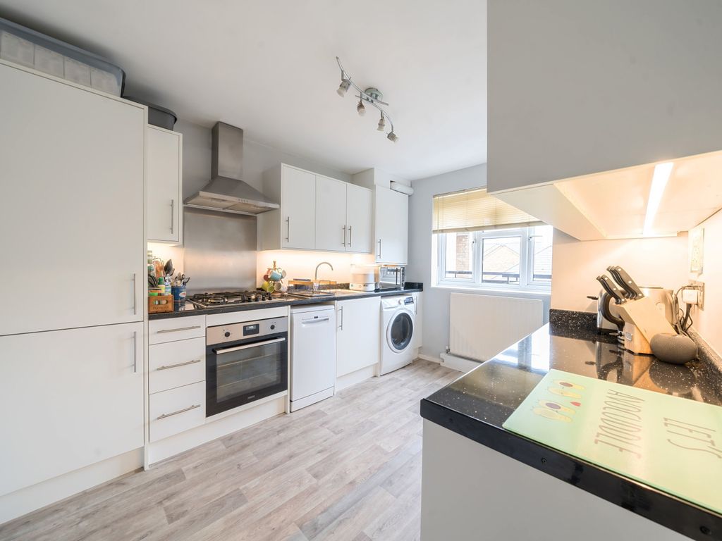 2 bed flat for sale in Acre Road, Kingston Upon Thames KT2, £375,000