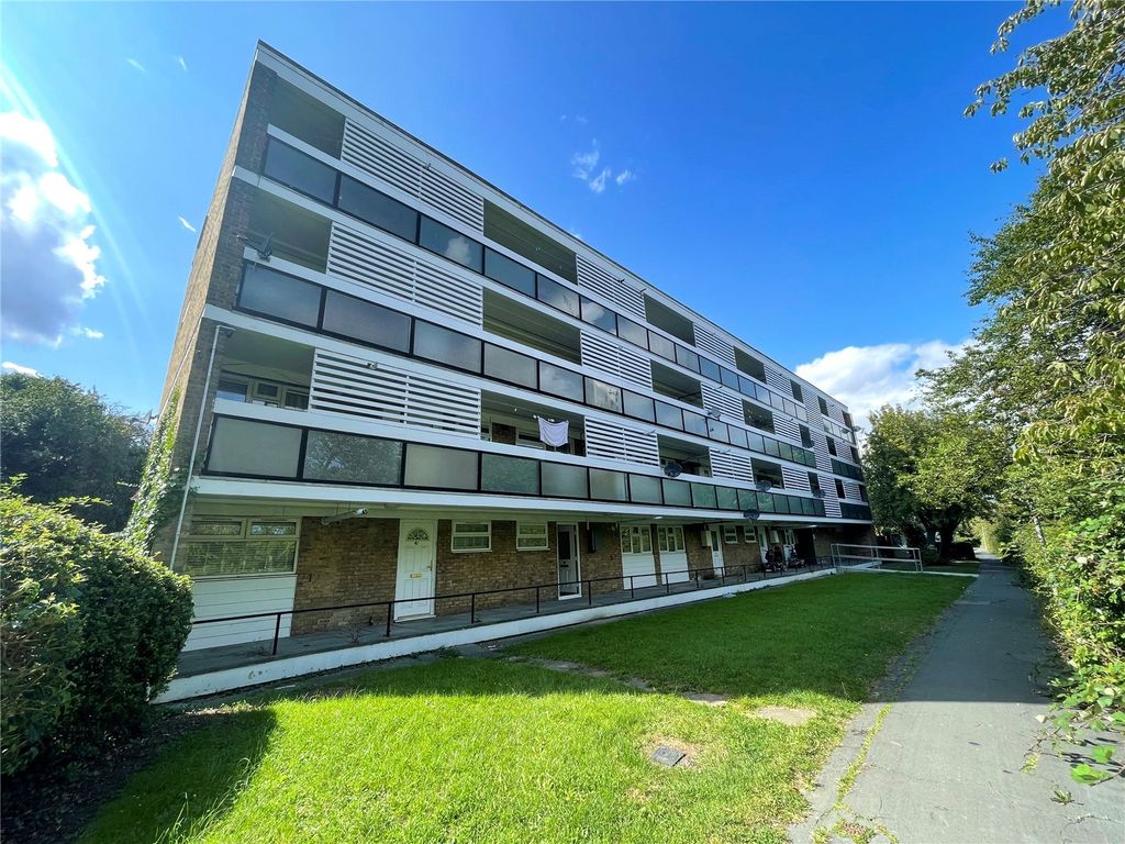 1 bed flat for sale in Pamplins, Basildon, Essex SS15, £130,000