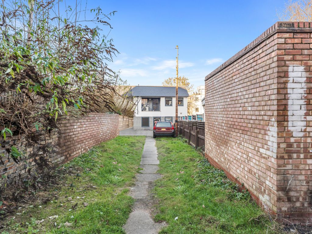 1 bed flat for sale in East Barnet Road, New Barnet EN4, £250,000