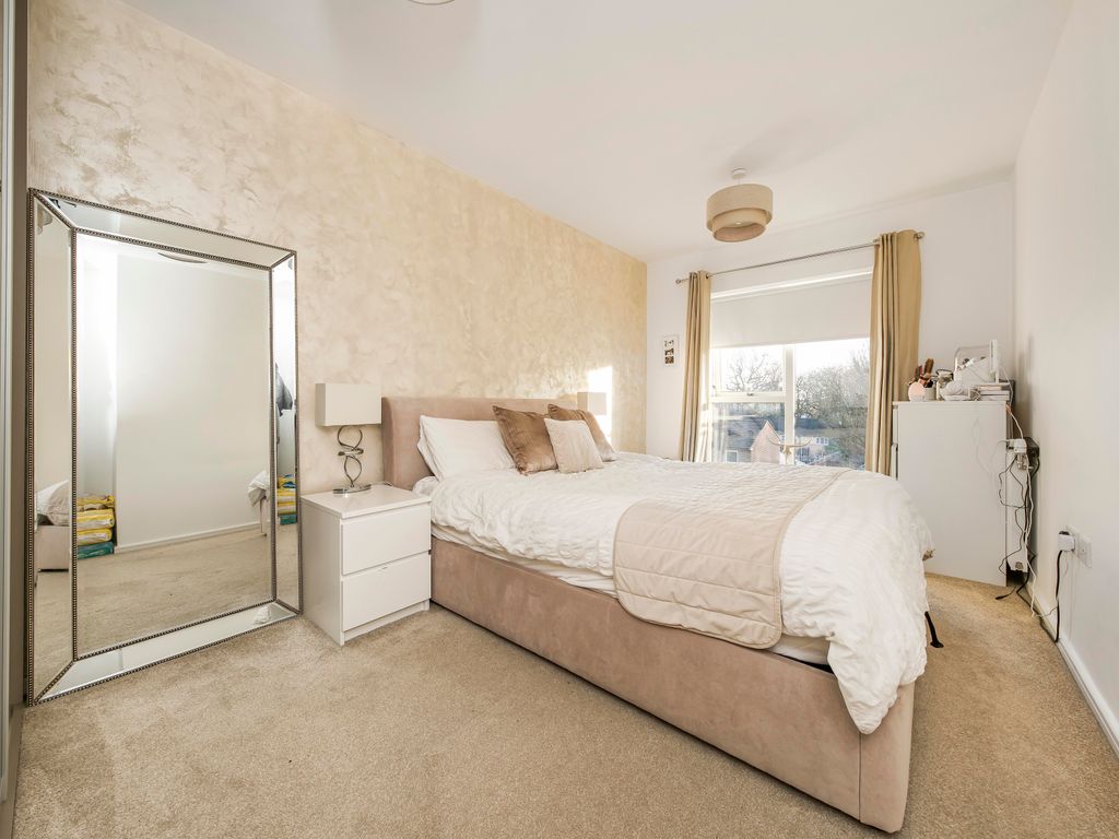 1 bed flat for sale in Henbury Way, Watford WD19, £260,000