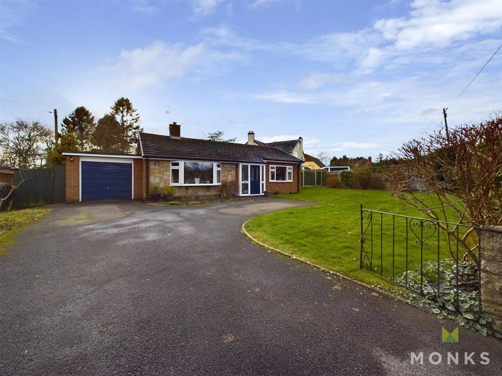 2 bed detached bungalow for sale in Llanymynech SY22, £325,000