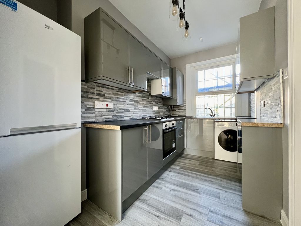 4 bed flat to rent in Kirkdale, Sydenham SE26, £2,750 pcm