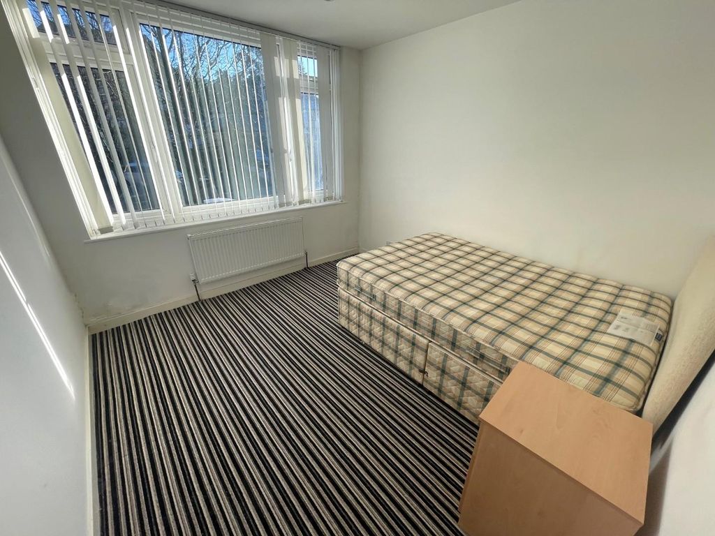 2 bed flat to rent in Holden Road, Woodside Park N12, £2,000 pcm