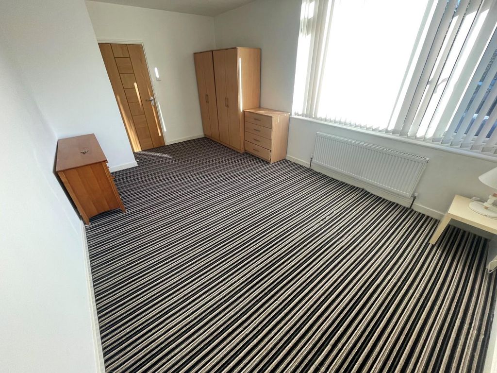 2 bed flat to rent in Holden Road, Woodside Park N12, £2,000 pcm